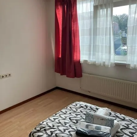 Expats House 4 *